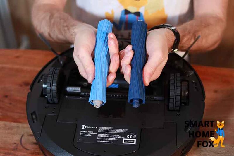 Die beiden blauen Gummiwalzen des Ecovacs Deebot T9 AIVI werden aus der Bürstenhalterung gelöst